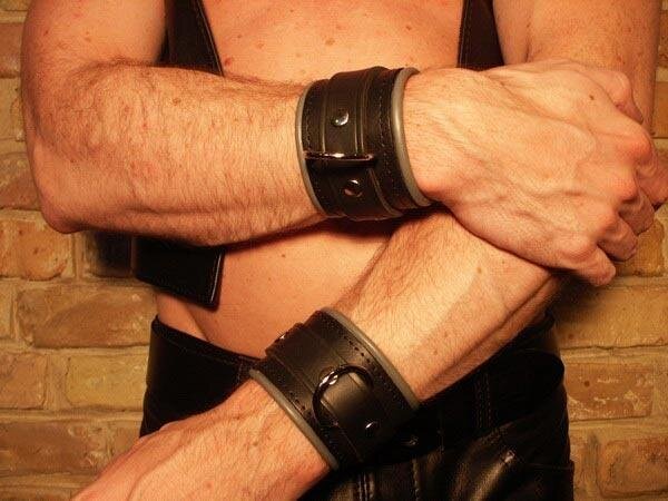 R&amp;Co Wrist Restraints Small + Piping